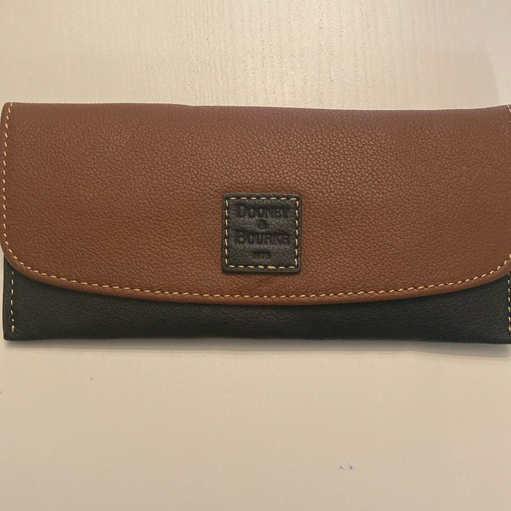 Brand new Dooney and Bourke slim envelope wallet in brown and black.